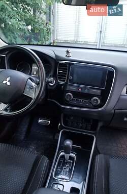 Внедорожник / Кроссовер Mitsubishi Outlander 2017 в 