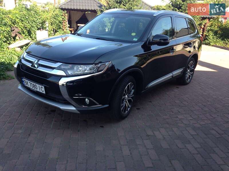 Позашляховик / Кросовер Mitsubishi Outlander 2016 в Сарнах