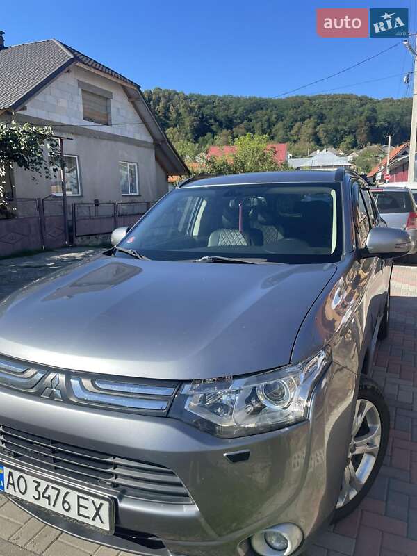 Внедорожник / Кроссовер Mitsubishi Outlander 2012 в Иршаве