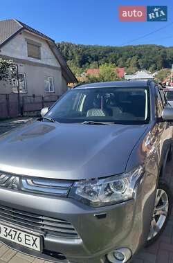 Внедорожник / Кроссовер Mitsubishi Outlander 2012 в 