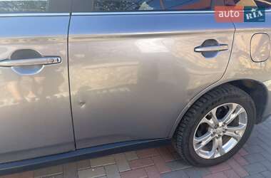 Внедорожник / Кроссовер Mitsubishi Outlander 2012 в 
