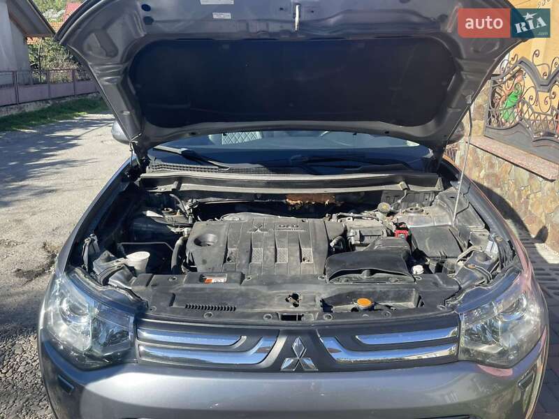 Внедорожник / Кроссовер Mitsubishi Outlander 2012 в Иршаве
