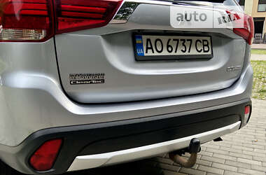 Внедорожник / Кроссовер Mitsubishi Outlander 2017 в 