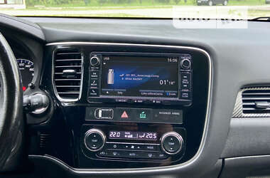 Внедорожник / Кроссовер Mitsubishi Outlander 2017 в 
