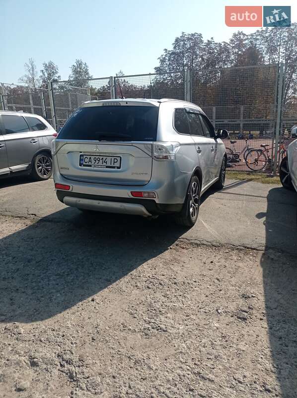 Внедорожник / Кроссовер Mitsubishi Outlander 2015 в Каменке