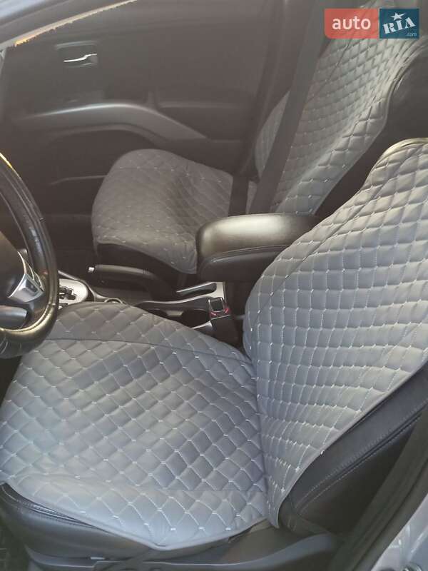 Внедорожник / Кроссовер Mitsubishi Outlander 2011 в Ровно