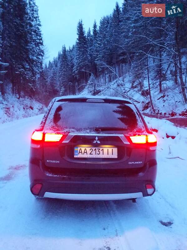Позашляховик / Кросовер Mitsubishi Outlander 2016 в Києві