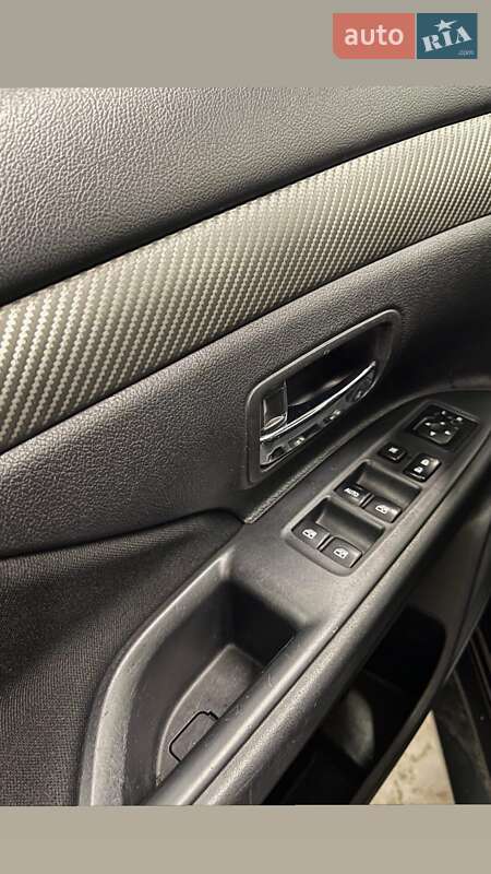 Позашляховик / Кросовер Mitsubishi Outlander 2016 в Києві