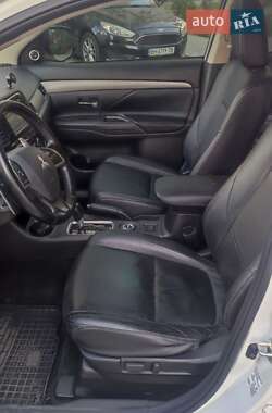 Внедорожник / Кроссовер Mitsubishi Outlander 2013 в 