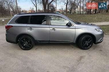 Внедорожник / Кроссовер Mitsubishi Outlander 2017 в 
