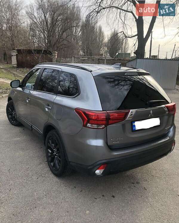 Внедорожник / Кроссовер Mitsubishi Outlander 2017 в Запорожье
