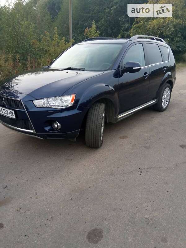 Позашляховик / Кросовер Mitsubishi Outlander 2011 в 