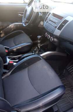 Позашляховик / Кросовер Mitsubishi Outlander 2011 в 