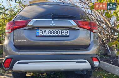 Внедорожник / Кроссовер Mitsubishi Outlander 2019 в 