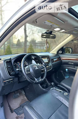 Внедорожник / Кроссовер Mitsubishi Outlander 2013 в 