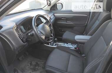 Внедорожник / Кроссовер Mitsubishi Outlander 2017 в 