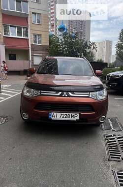 Позашляховик / Кросовер Mitsubishi Outlander 2013 в Києві