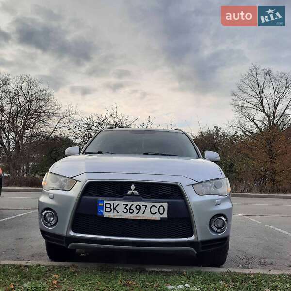 Внедорожник / Кроссовер Mitsubishi Outlander 2011 в Ровно