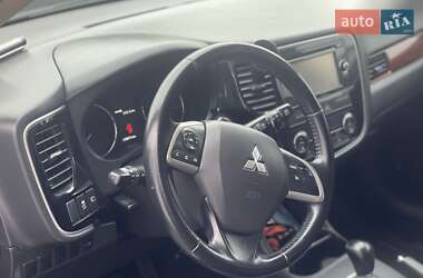 Внедорожник / Кроссовер Mitsubishi Outlander 2013 в 