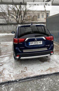 Позашляховик / Кросовер Mitsubishi Outlander 2017 в Житомирі