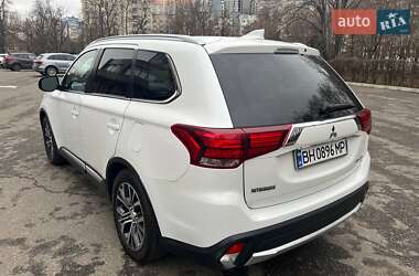 Позашляховик / Кросовер Mitsubishi Outlander 2016 в Одесі