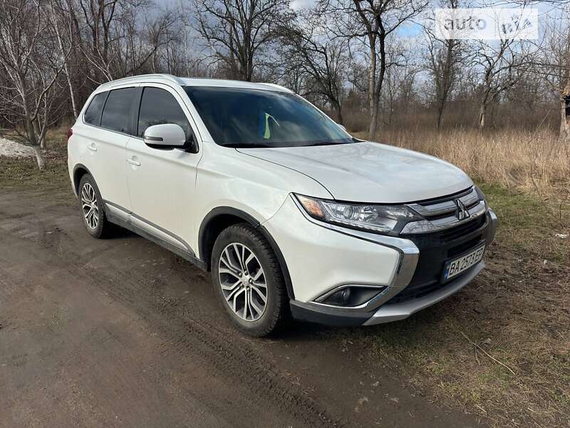 Внедорожник / Кроссовер Mitsubishi Outlander 2017 в Кропивницком