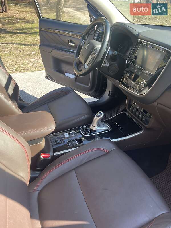 Позашляховик / Кросовер Mitsubishi Outlander 2018 в Києві
