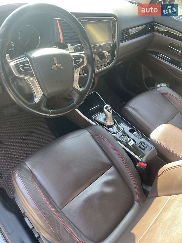 Позашляховик / Кросовер Mitsubishi Outlander 2018 в Києві
