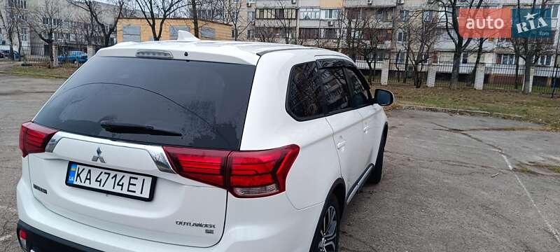 Внедорожник / Кроссовер Mitsubishi Outlander 2017 в Киеве
