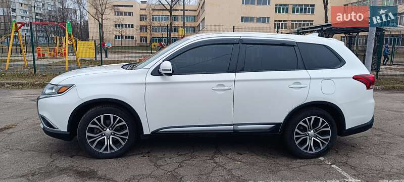 Внедорожник / Кроссовер Mitsubishi Outlander 2017 в Киеве