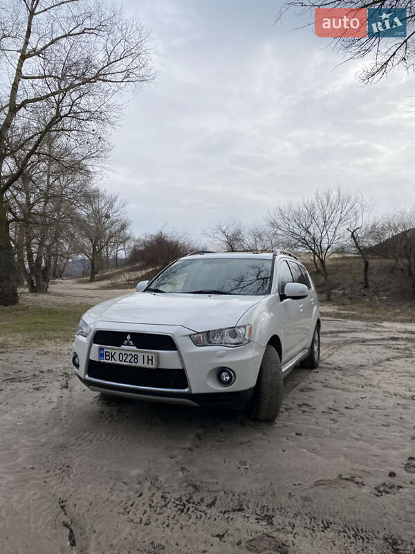 Позашляховик / Кросовер Mitsubishi Outlander 2011 в Каневі