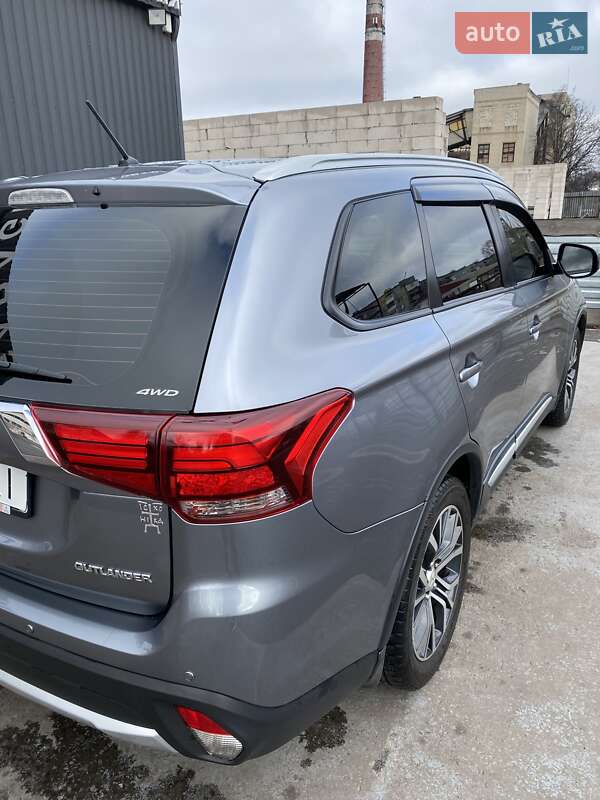 Позашляховик / Кросовер Mitsubishi Outlander 2016 в Добропіллі