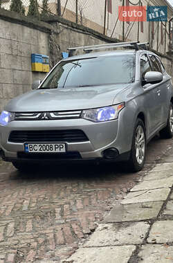 Внедорожник / Кроссовер Mitsubishi Outlander 2013 в 