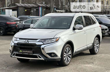 Позашляховик / Кросовер Mitsubishi Outlander 2018 в Києві