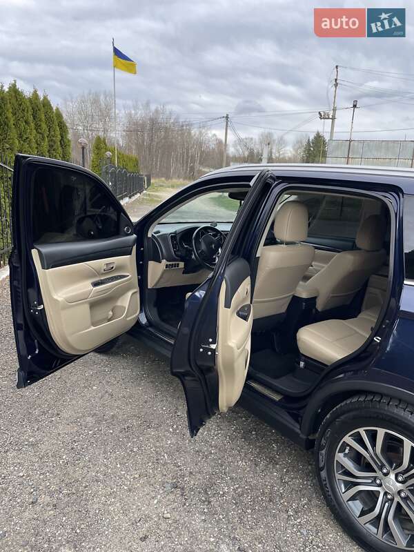 Позашляховик / Кросовер Mitsubishi Outlander 2015 в Трускавці