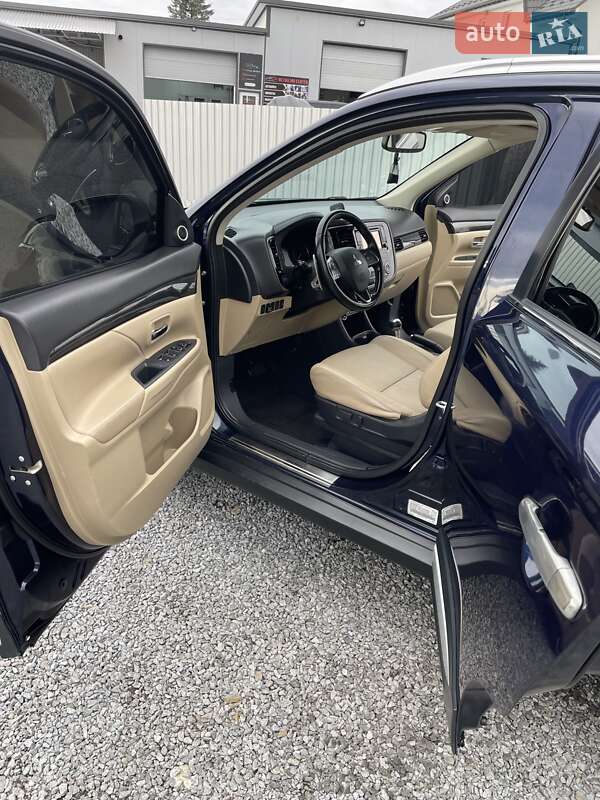 Позашляховик / Кросовер Mitsubishi Outlander 2015 в Трускавці