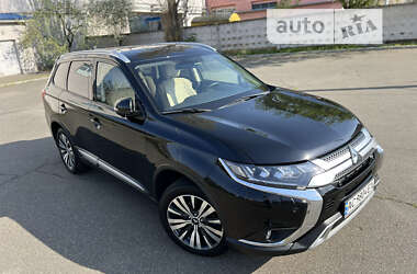 Позашляховик / Кросовер Mitsubishi Outlander 2021 в Києві