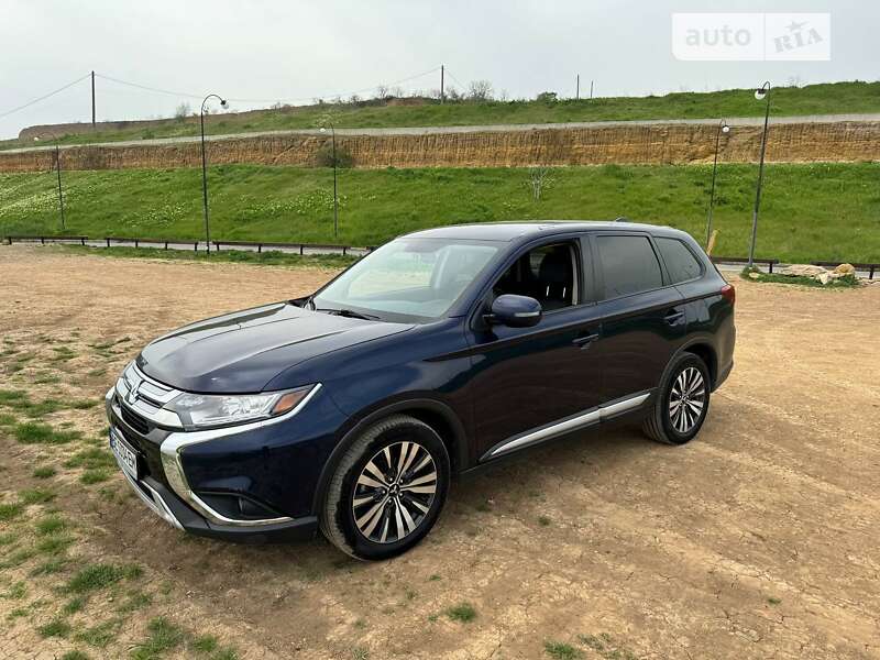 Внедорожник / Кроссовер Mitsubishi Outlander 2019 в Одессе