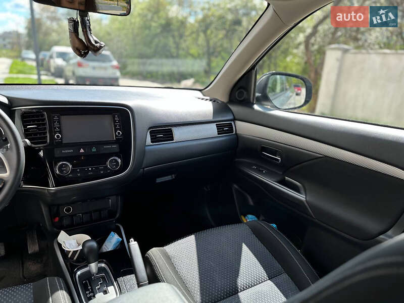 Позашляховик / Кросовер Mitsubishi Outlander 2018 в Львові