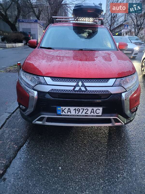 Внедорожник / Кроссовер Mitsubishi Outlander 2020 в Киеве