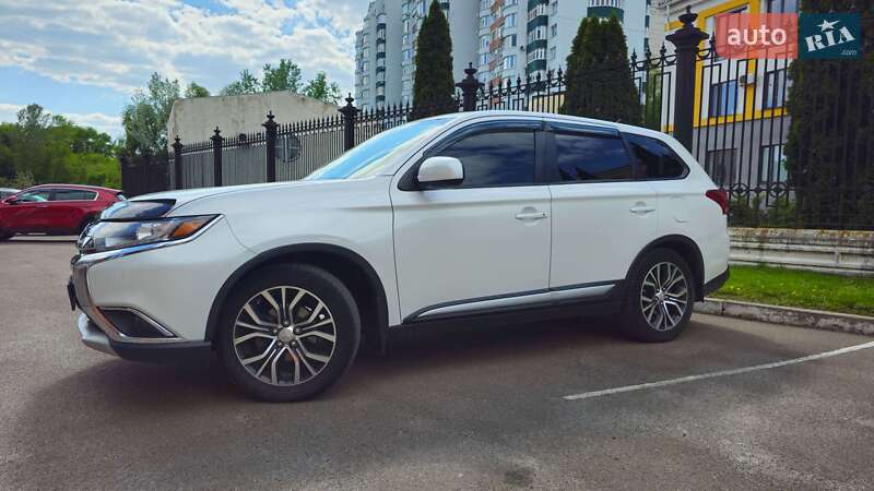 Внедорожник / Кроссовер Mitsubishi Outlander 2015 в Сумах