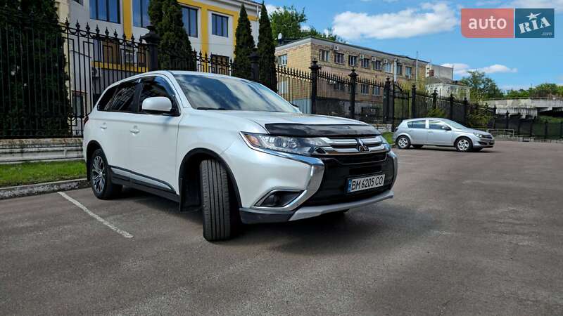 Внедорожник / Кроссовер Mitsubishi Outlander 2015 в Сумах