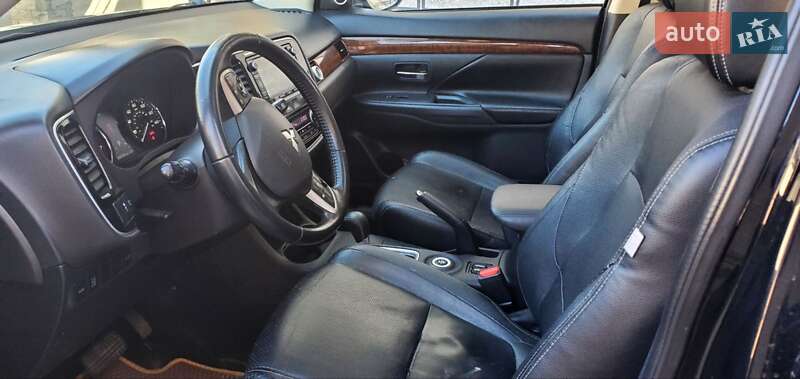 Внедорожник / Кроссовер Mitsubishi Outlander 2013 в Сокале