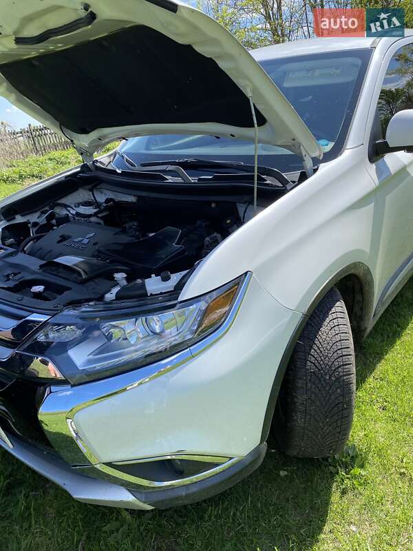 Позашляховик / Кросовер Mitsubishi Outlander 2017 в Чернігові
