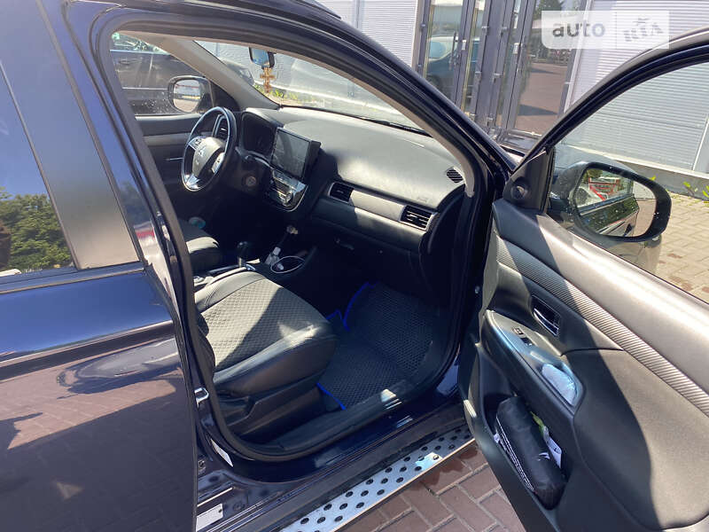 Внедорожник / Кроссовер Mitsubishi Outlander 2016 в Ровно фото 10 Внедорожник / Кроссовер Mitsubishi Outlander 2016 в Ровно