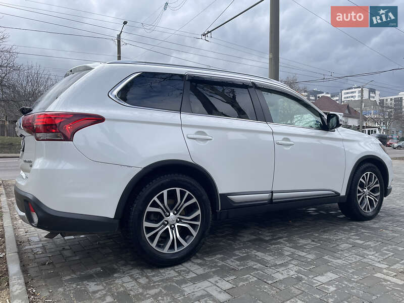 Внедорожник / Кроссовер Mitsubishi Outlander 2017 в Киеве