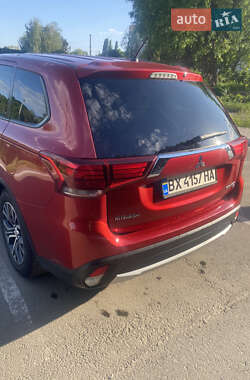 Позашляховик / Кросовер Mitsubishi Outlander 2015 в 
