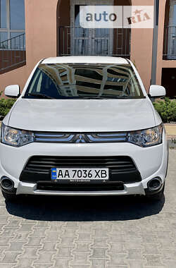 Внедорожник / Кроссовер Mitsubishi Outlander 2014 в Ровно