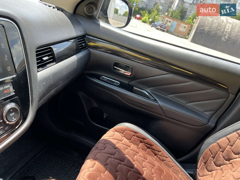 Позашляховик / Кросовер Mitsubishi Outlander 2017 в Кропивницькому