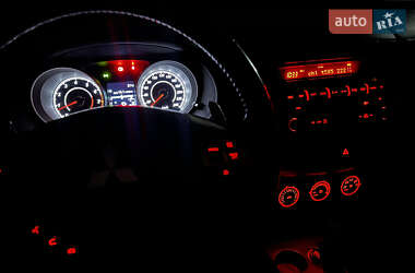Внедорожник / Кроссовер Mitsubishi Outlander 2010 в 